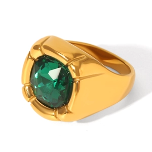 Dettaglio di un anello vintage placcato oro 18 carati con zircone verde smeraldo quadrato