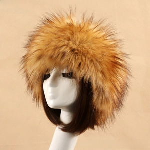 Détail du bonnet en fausse fourrure jaune paille avec texture jacquard sur mannequin