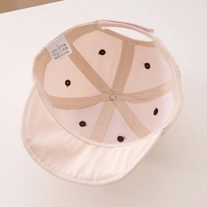 Vue intérieure d'une casquette enfant en coton avec ours montrant doublure et couture