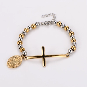 Détail du bracelet religieux perlé avec croix et médaille de Saint-Benoît