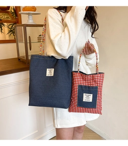 Détail du sac cabas en jean bleu et sac en toile à carreaux rouges dans un café