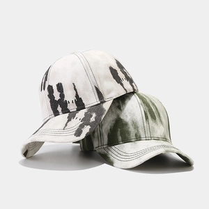 Détail de casquettes de baseball tie-dye aux motifs vert et noir avec texture en coton