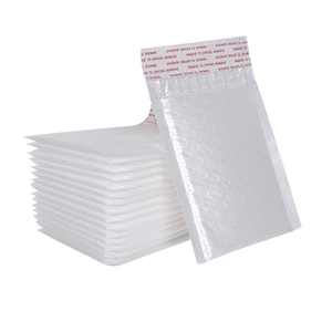 Détail d'enveloppe à bulles blanche avec rembourrage et fermeture adhésive d'expédition