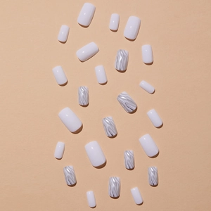 Faux ongles rectangulaires simples avec motifs zébrés blancs et argentés sur fond rose