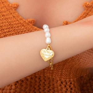 Détail du bracelet cœur en or 18 carats avec gravure Be My Valentine et perles