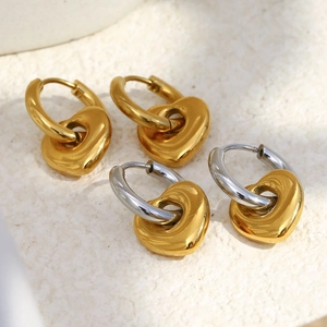 Détail de boucles d'oreilles cœur en acier inoxydable plaqué or 18 carats sur pierre