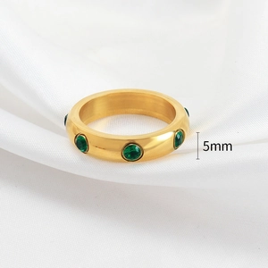 Bague en titane plaqué or 18K de 5mm avec zircons verts ronds sur soie blanche