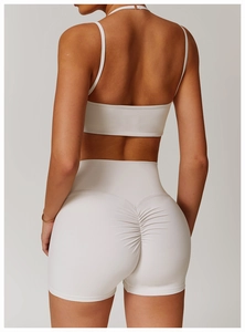 Vue arrière du short de yoga taille haute effet lifting fessier avec brassière de sport crème