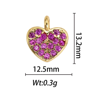 Vista macro del colgante de corazón de oro 18k con circonitas púrpuras y 13,2x12,5 mm