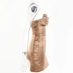 Détail d'une robe moulante en satin champagne avec fronces latérales et design bustier chic