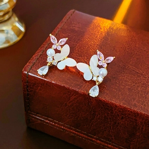 Macro de boucles d'oreilles papillon en argent avec zircons roses et perles goutte