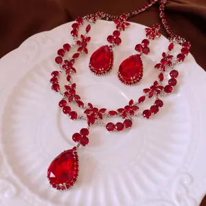 Parure bijoux luxe style palais français avec collier et boucles d'oreilles zircon rouge