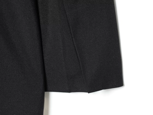 Vue macro détaillée de la texture du tissu noir et des coutures sur le combishort chic