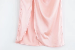 Detailansicht eines rosa Satinrockes mit Seitenschlitz und elegantem Seidendrape-Effekt