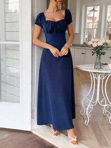 Elegante abito lungo blu scuro con spalle scoperte, maniche a sbuffo corte e silhouette ad A