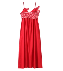 Détail de la broderie en écailles de poisson sur cette robe longue rouge à bretelles