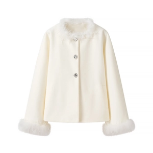 Détail du manteau en laine crème avec col en fausse fourrure et boutons en strass brillants