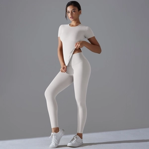 Set sportivo da donna beige con maglia a maniche corte slim fit e leggings yoga a vita alta