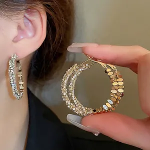 Créoles étincelantes en strass argentés et boucles d'oreilles dorées texturées