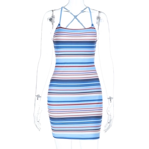 Détail de la robe moulante à rayures horizontales bleu et bordeaux de style sexy