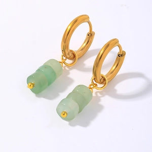 Créoles dorées minimalistes avec trois perles cylindriques vertes au design chic et vintage
