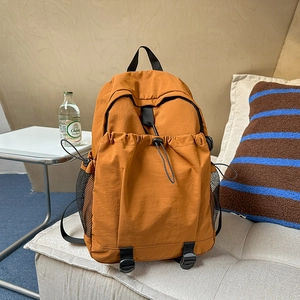 Rucksack aus orangefarbenem Nylon mit verstellbarem Kordelzugfach und seitlichen Netztaschen