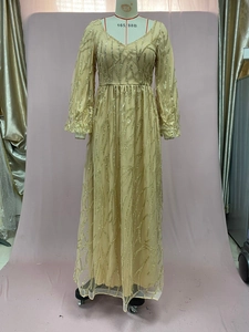 Detail eines goldenen Luxus-Abendkleids mit V-Ausschnitt und Pailletten auf Netzstoff