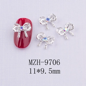 Bijou d'ongle nœud argenté avec strass AB et guide de taille 11x9,5mm sur l'ongle