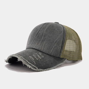 Dettaglio del cappellino da baseball slavato con visiera sfrangiata e rete a contrasto