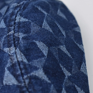 Nahaufnahme eines blauen Denim-Anglerhuts mit hellblauen Sternmustern und Nähten