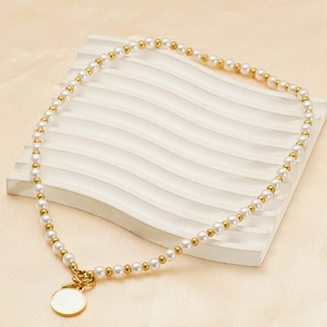 Elegante collana di perle e sfere dorate con pendente tondo in conchiglia su pietra bianca