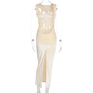 Détail d'une robe longue dos nu élégante couleur crème avec décolleté plongeant au dos
