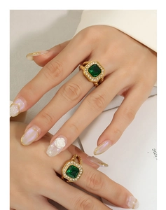 Detailansicht von Ringen mit grünem Smaragdschliff, Diamanten und Seilbandstruktur