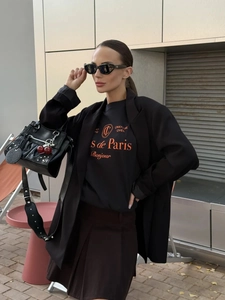 Street style ντύσιμο με μαύρο βαμβακερό t-shirt, oversized σακάκι και πλισέ μίνι φούστα