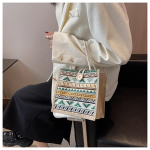 Détail du sac à lunch en lin avec motifs géométriques, bouton en bois et anses en corde