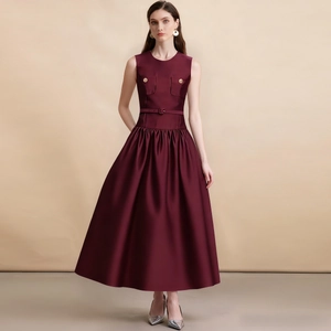 Robe midi sans manches rouge vin élégante avec taille cintrée et ceinture