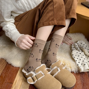 Gemütliche braune Baumwollsocken mit süßem Hundemuster für den herbstlichen Damenlook