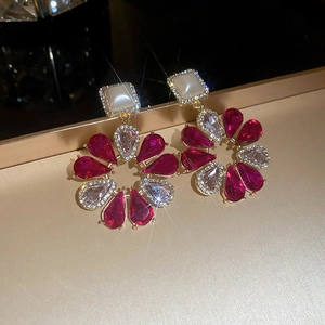 Detail von roten Blumenperlenohrringen mit Kristallen und Goldfinish im Barockstil