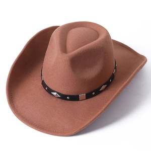 Détail du chapeau de cowboy en feutre marron avec bandeau en cuir et rivets métalliques