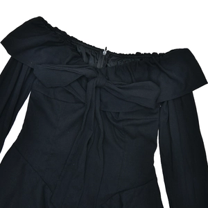 Détail de la robe noire à épaules dénudées avec nœud devant et fermeture éclair au dos