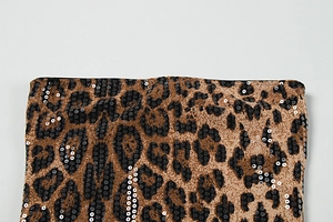 Détail macro du tissu à paillettes imprimé léopard avec finition de couture lisse