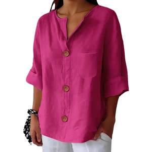 Dettaglio della camicia in lino rosso rosa con scollo a V, bottoni in legno e tasca