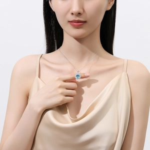 Elegance s925 silver necklace featuring a sunflower blue sapphire pendant on model
