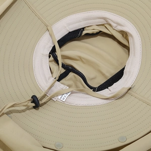 Dettaglio interno del cappello kaki con fascia antisudore e cordino regolabile antivento