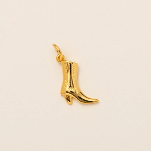Pendente stivale da cowboy dorato con dettagli incisi e placcatura in oro vero lucido