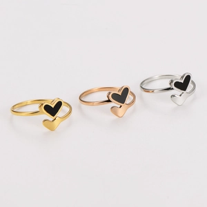 Tre anelli a cuore in acciaio inossidabile nei colori oro, oro rosa e argento lucido