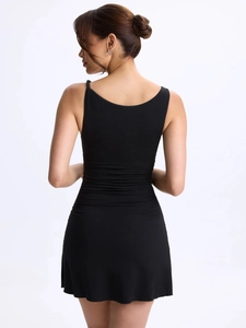 Détail de la robe noire sans manches à col bateau extensible avec coupe ajustée au dos