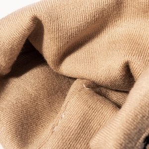 Dettaglio ravvicinato della maglia jacquard color kaki per cappello invernale caldo