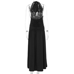 Détail de la robe longue noire dos nu avec design plissé et froncé sur l'arrière de la jupe