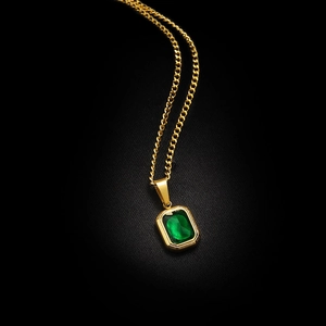 Collier vintage en acier titane plaqué or 18K avec un pendentif émeraude verte rectangulaire